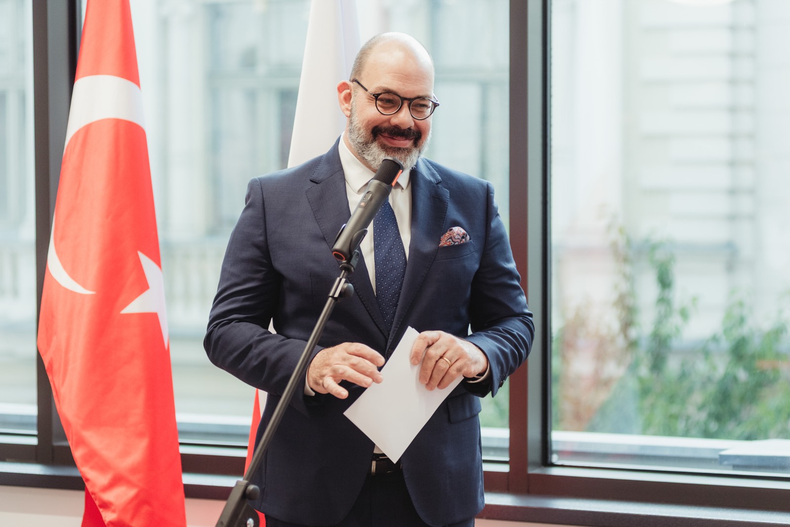 Ambasador Republiki Turcji Rauf Alp Denktaş podczas przemówienia na otwarciu konsulatu w Łodzi