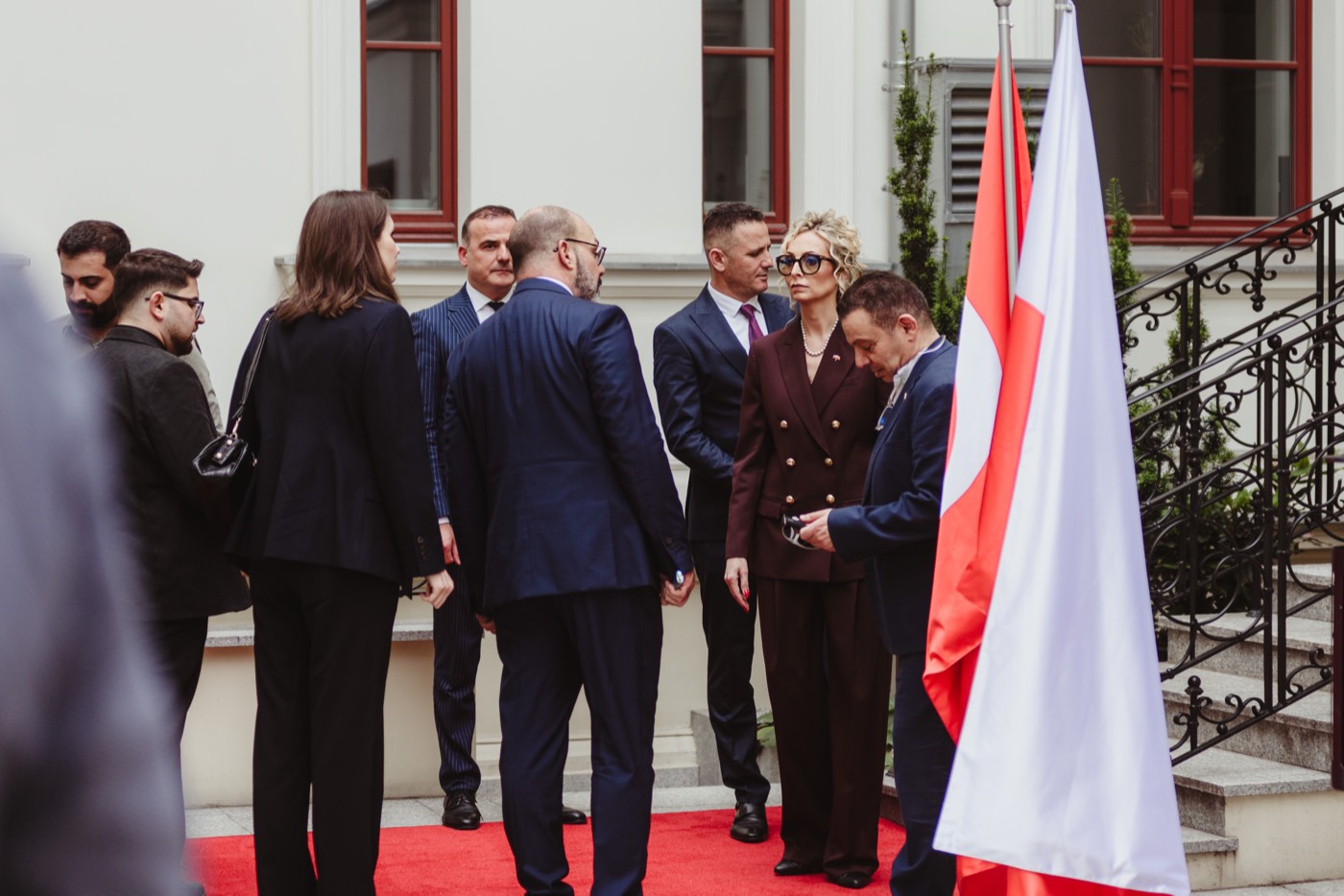 Czerwony dywan przed wejściem do Konsulatu Honorowego Republiki Turcji w Łodzi