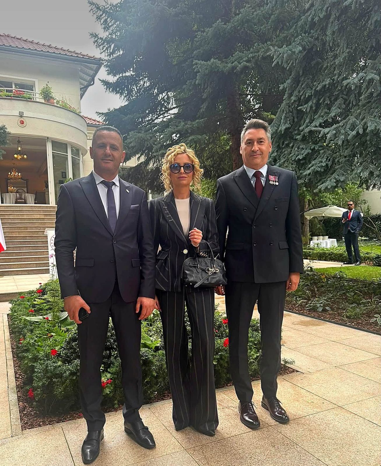 Fahri Başkonsolos Nina Ryszka-Olbrychowska, Türkiye Cumhuriyeti Varşova Büyükelçiliği'ndeki Zafer Bayramı resepsiyonunda konuklarla