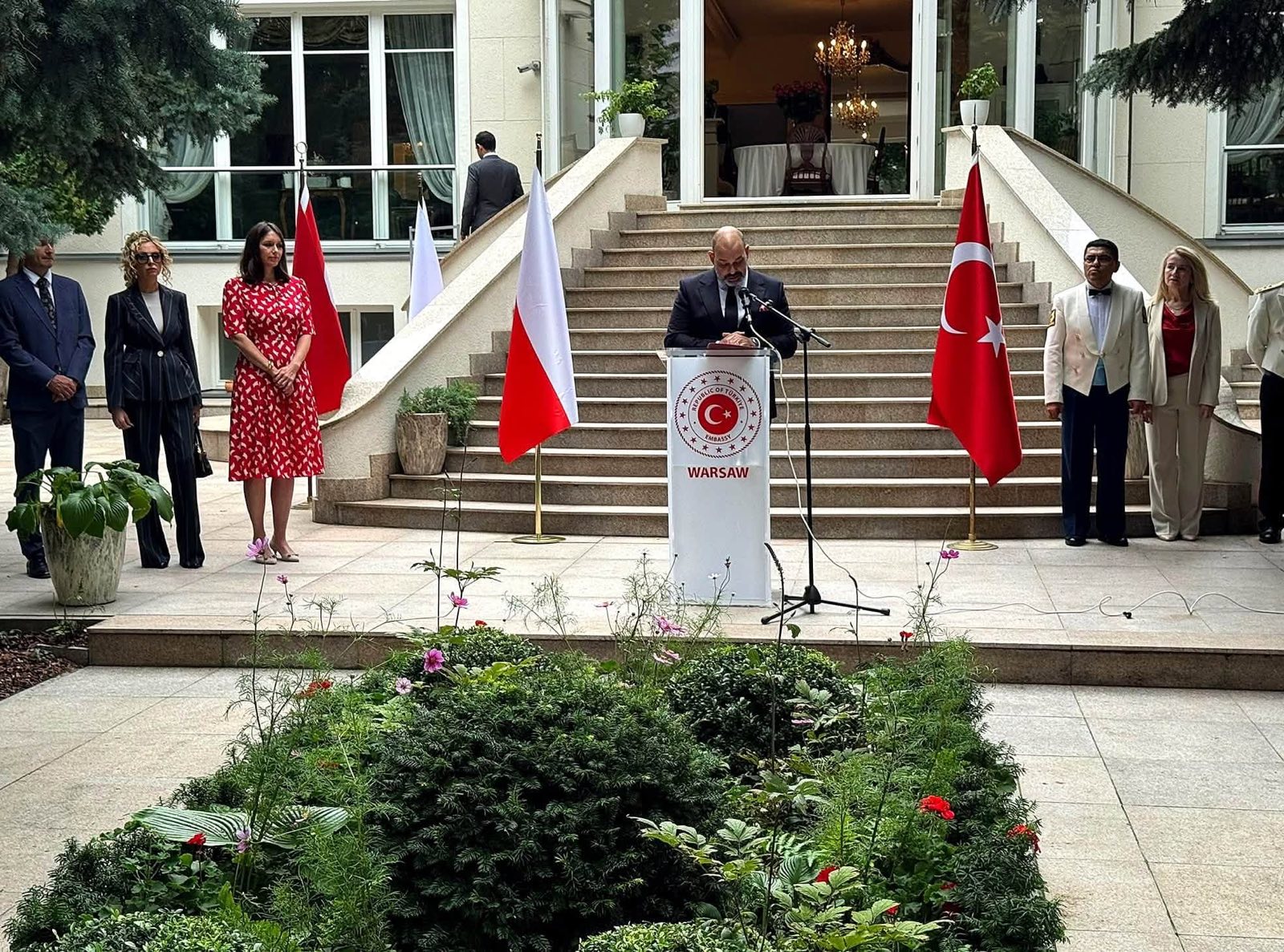 Türkiye Cumhuriyeti Büyükelçisi Rauf Alp Denktaş, Zafer Bayramı konuşmasını yaparken