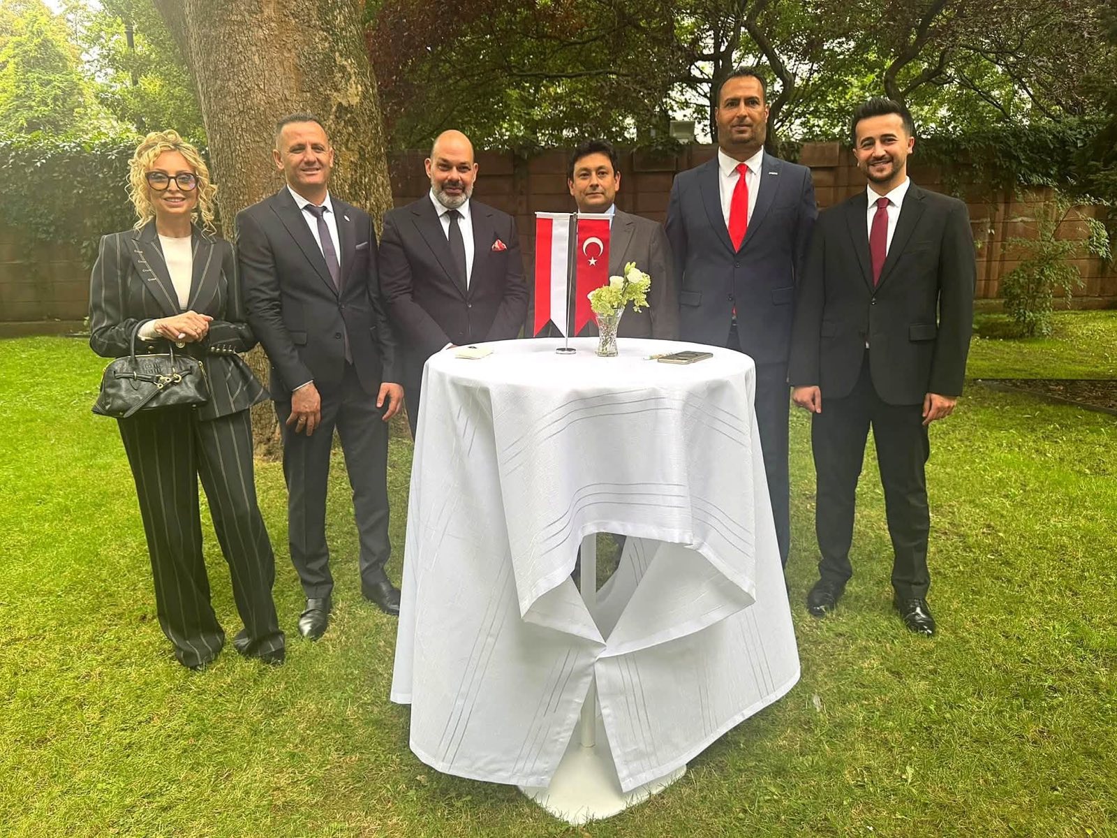 Zafer Bayramı kutlamalarının konukları, Türkiye Cumhuriyeti Varşova Büyükelçiliği bahçesinde Türk ve Polonya bayraklarının yanında