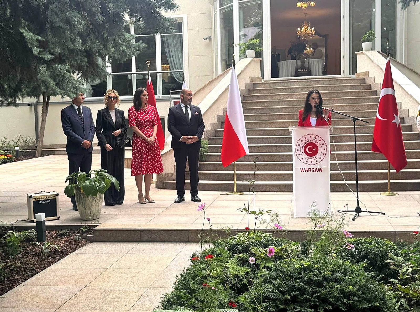Türkiye Cumhuriyeti Varşova Büyükelçiliği'nin avlusunda Zafer Bayramı töreninin açılışı