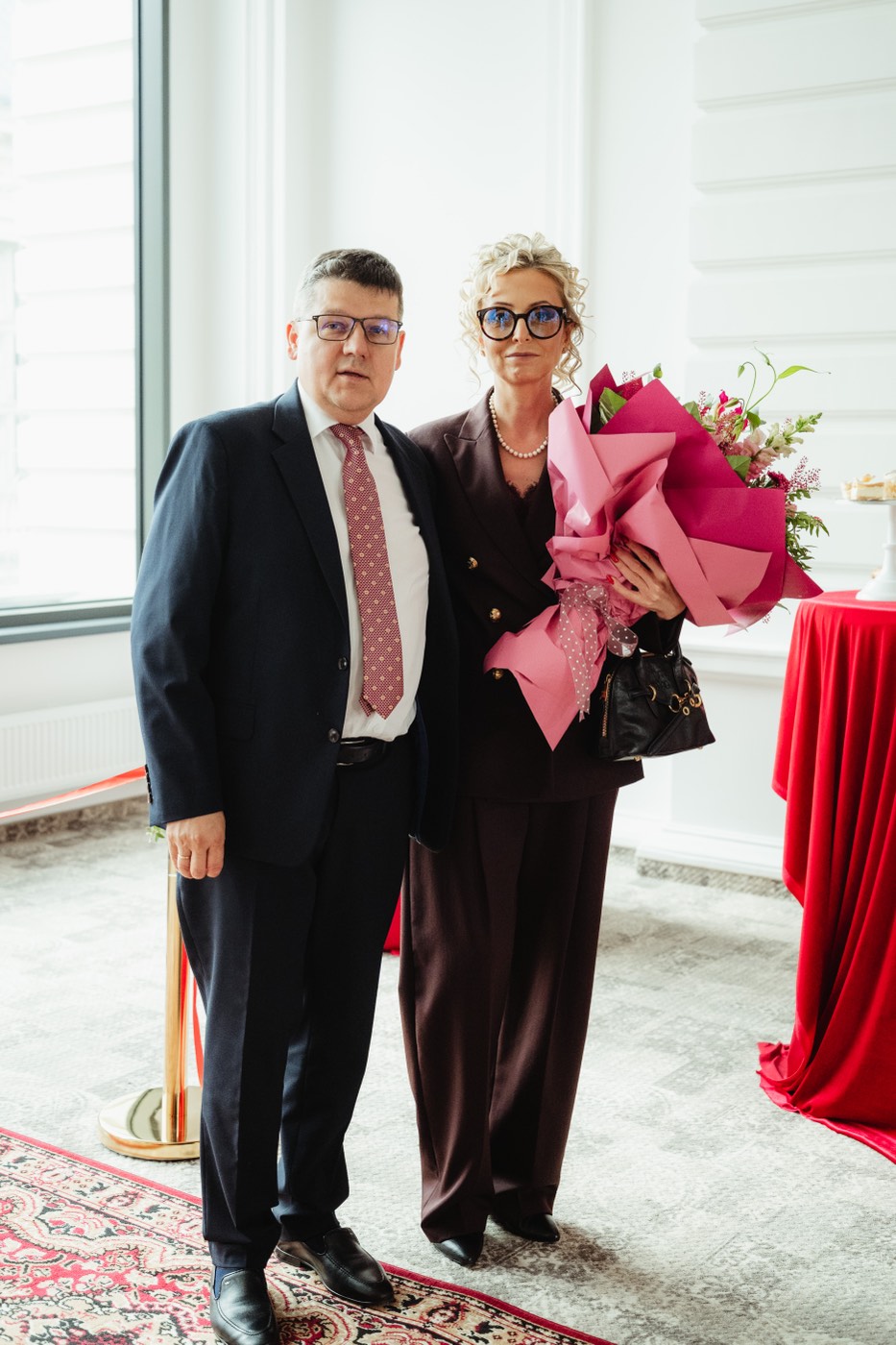 Goście z kwiatami gratulacyjnymi dla Konsul Honorowej