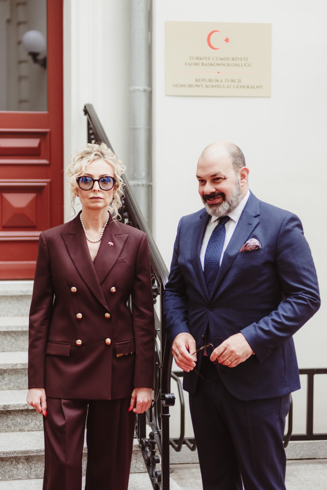 Konsul Honorowa i Ambasador Republiki Turcji przed siedzibą konsulatu w Łodzi