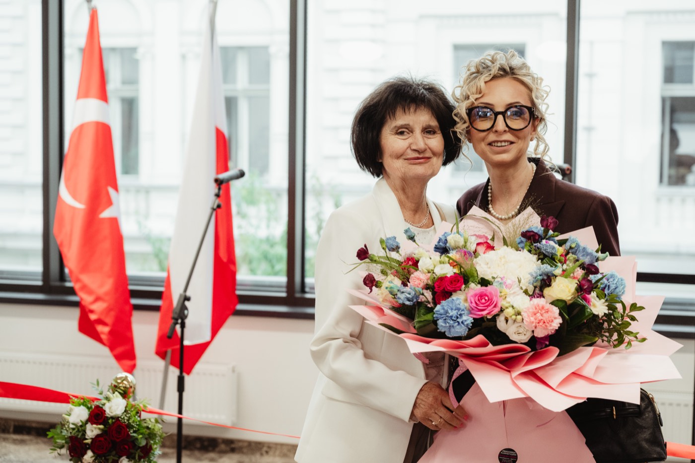 Kwiaty i gratulacje z okazji otwarcia konsulatu