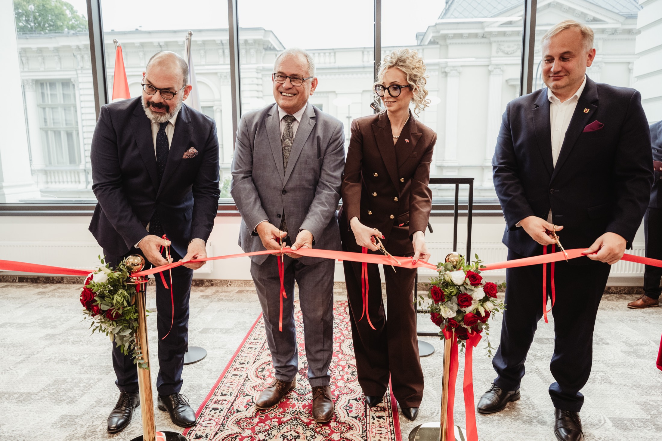 Symboliczne przecięcie czerwonej wstęgi podczas otwarcia Konsulatu Honorowego Republiki Turcji w Łodzi
