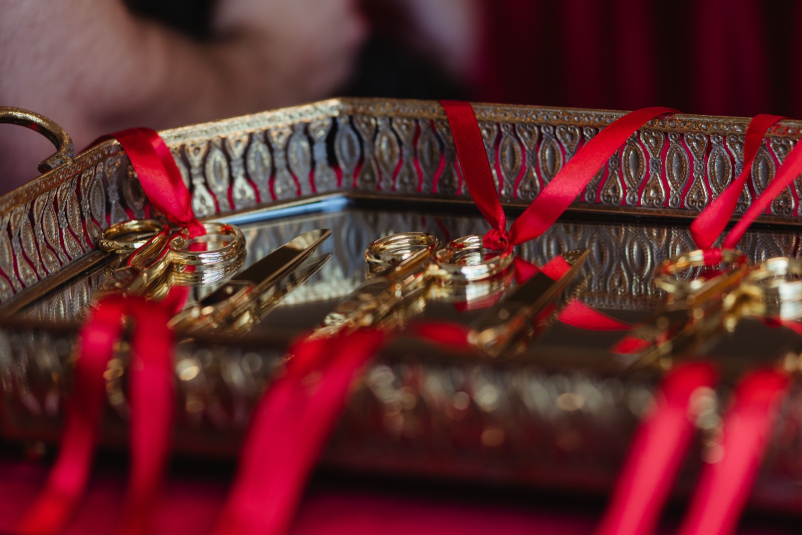 Złote nożyczki z czerwonymi wstążkami przygotowane do ceremonii otwarcia