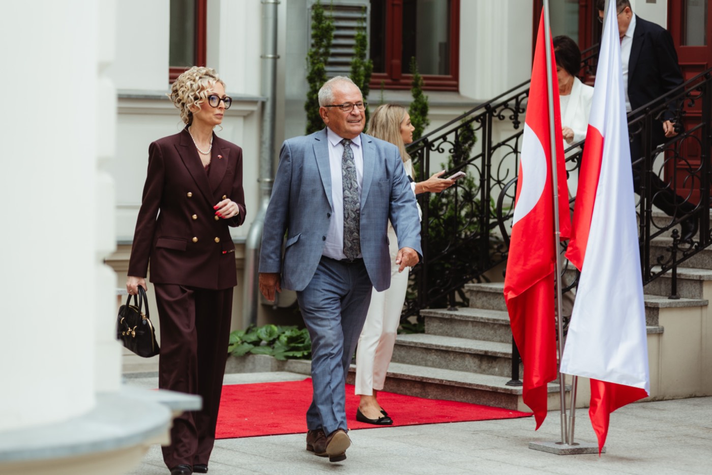 Goście przybywający do siedziby konsulatu w Łodzi