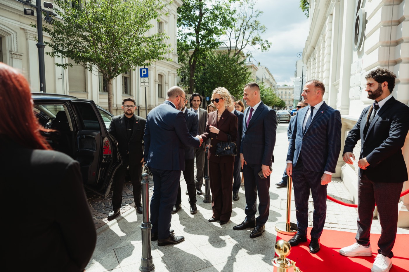Przyjazd gości honorowych na uroczystość otwarcia konsulatu