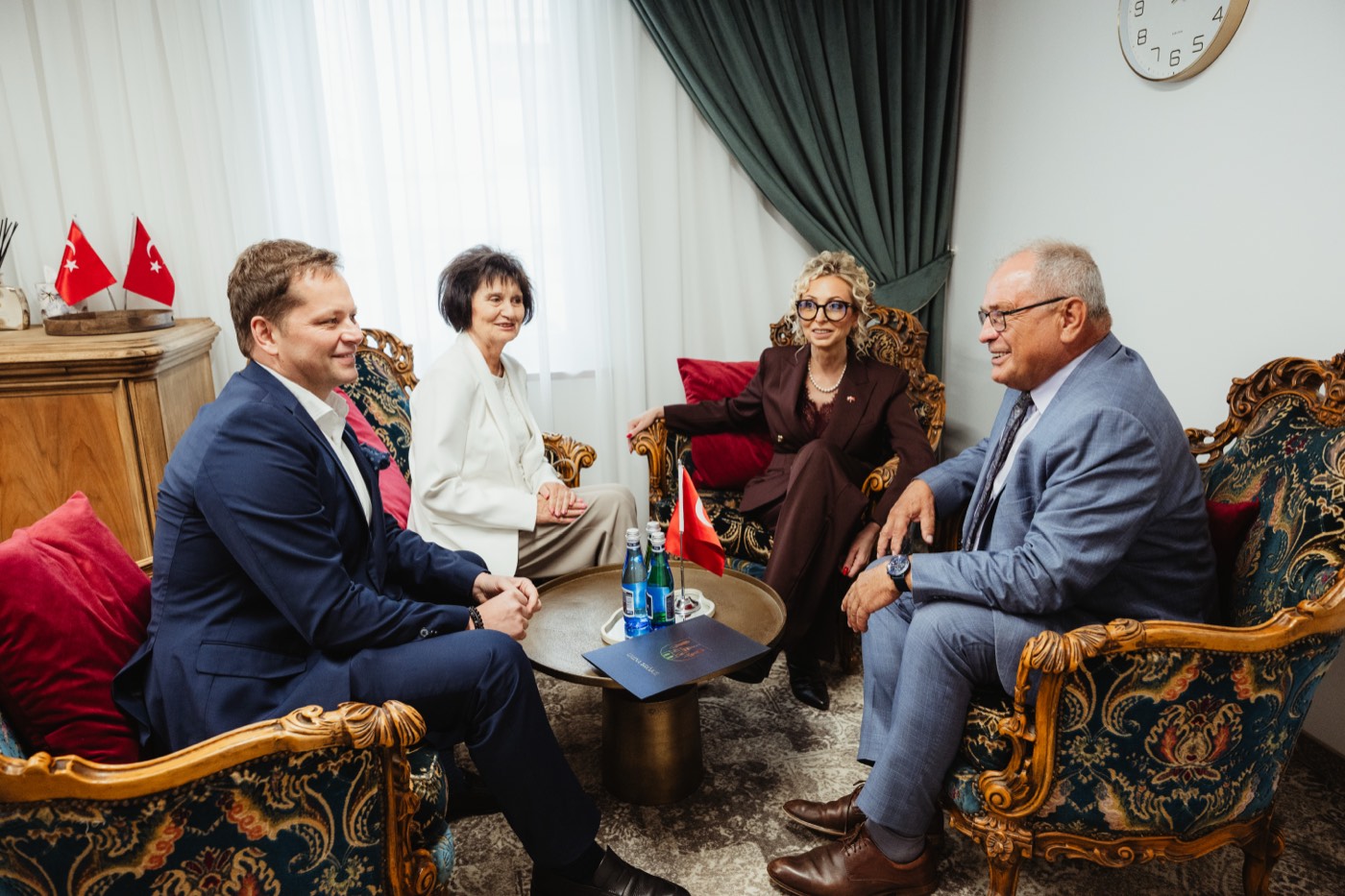Rozmowy kuluarowe w salonie Konsulatu Honorowego