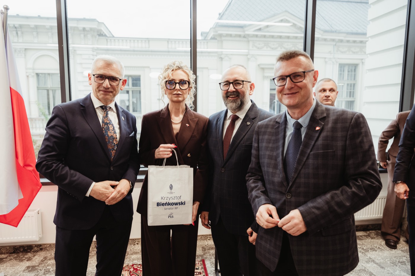 Pamiątkowe upominki przekazane podczas uroczystości